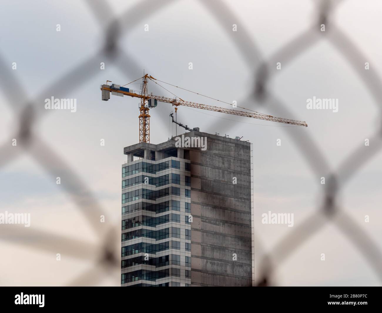 Site de construction derrière la clôture de filet de fil. Arrière-plan. Banque D'Images