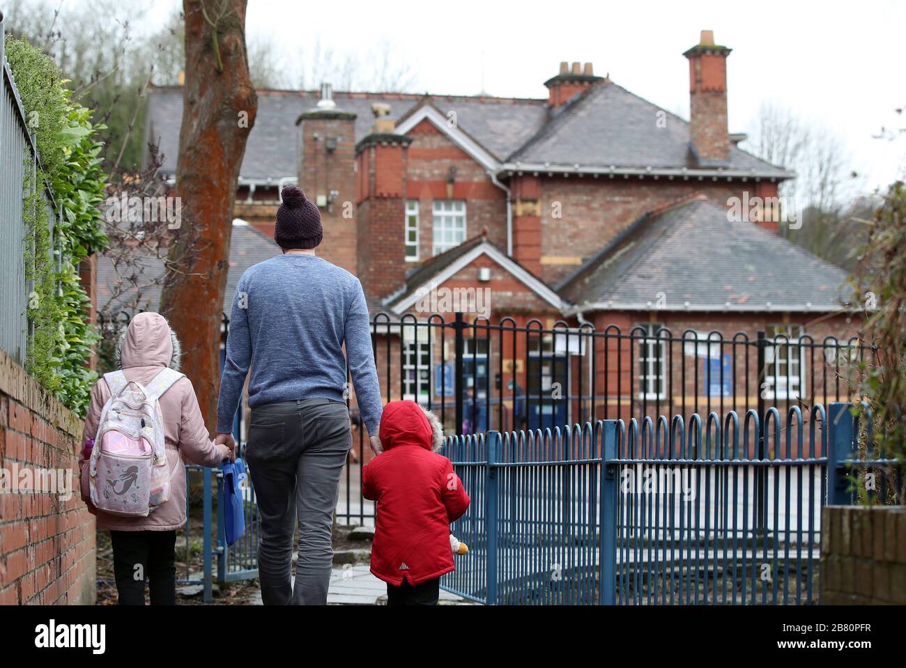 Les enfants se rendent à l'école après qu'il a été annoncé que les écoles ferieront à cause du coronavirus. Banque D'Images