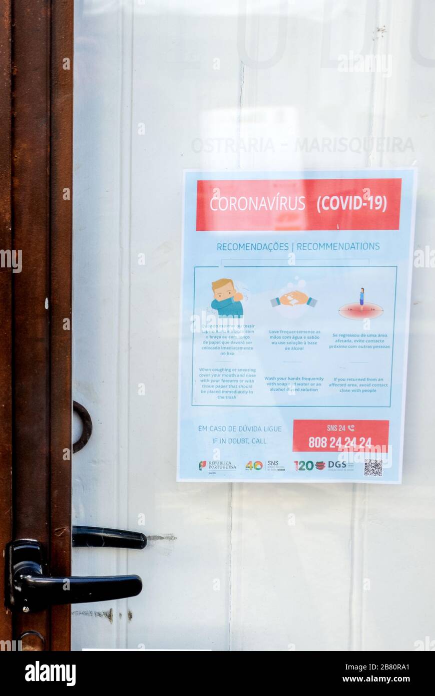 Faro, Portugal - 16 mars 2020 : porte avant fermée du restaurant avec notice d'instructions sur la sécurité du coronavirus en portugais et en anglais. Les restaurants sont fermés en raison de l'éclosion de COVID-19. Banque D'Images