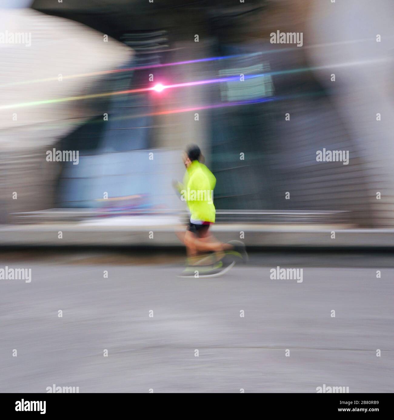 Homme en train de courir dans la rue de Bilbao en Espagne Banque D'Images