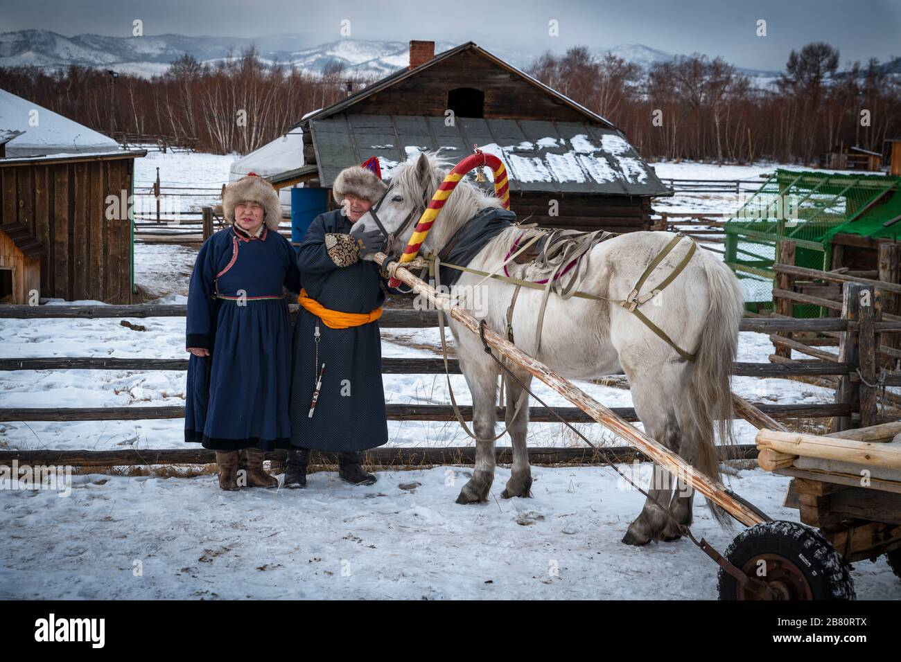 Naryn-Atsagat zone, près d'Oulan Oude (oulan ude), Sibérie, Russie - Mars 09, 2020 : couple de Buryats en costumes traditionnels avec leur cheval. Banque D'Images Naryn-Atsagat zone, près d'Oulan Oude (oulan ude), Sibérie, Russie - Mars 09, 2020 : couple de Buryats en costumes traditionnels avec leur cheval. Banque D'Images