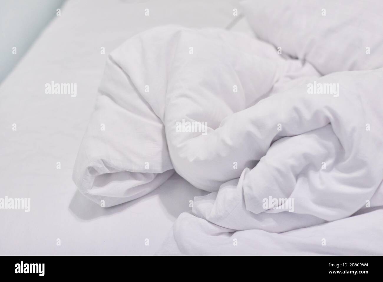 Couverture de lit froissée blanche, espace de copie d'arrière-plan Banque D'Images