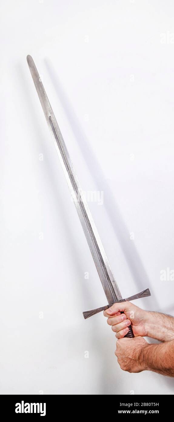 Épée médiévale en fer tenue à deux mains Banque D'Images