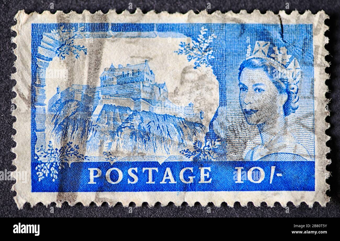 Le timbre britannique vintage à dix shilling montre le château d'Édimbourg et le portrait de la reine Elizabeth II, vers 1967 Banque D'Images