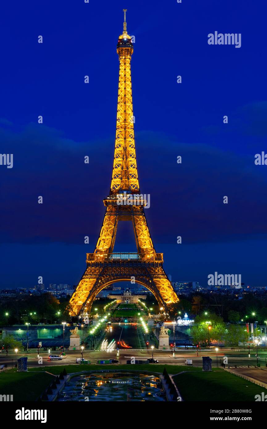 La Tour Eiffel, Tour Eiffel, Paris, France vu au crépuscule Banque D'Images