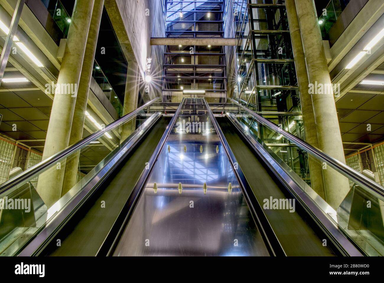Station de métro Urban Cologne Heumarkt la nuit à HDR Banque D'Images