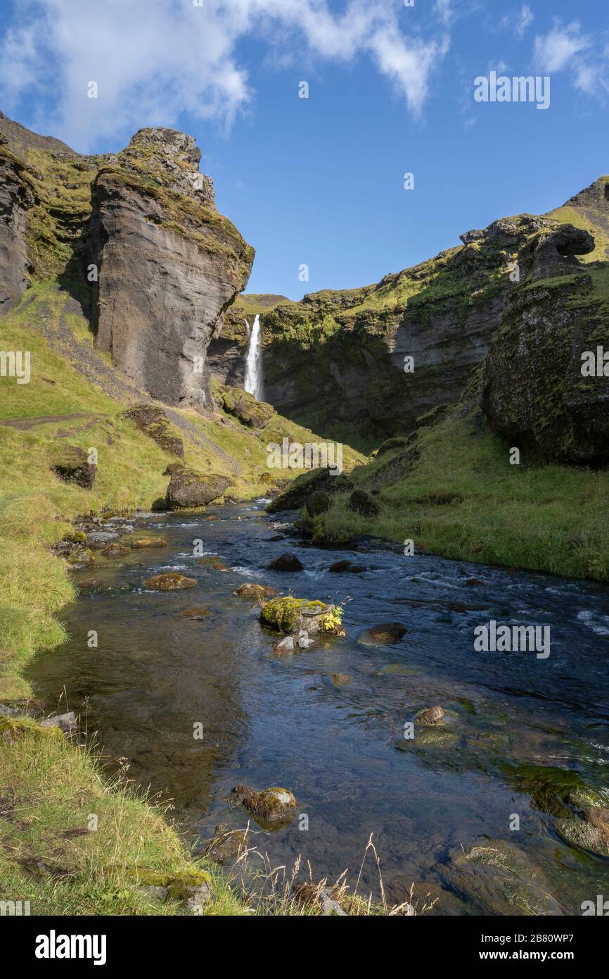 Vue imprenable sur la cascade de Kvernu Foss dans une vallée cachée du sud-ouest de l'Islande Banque D'Images