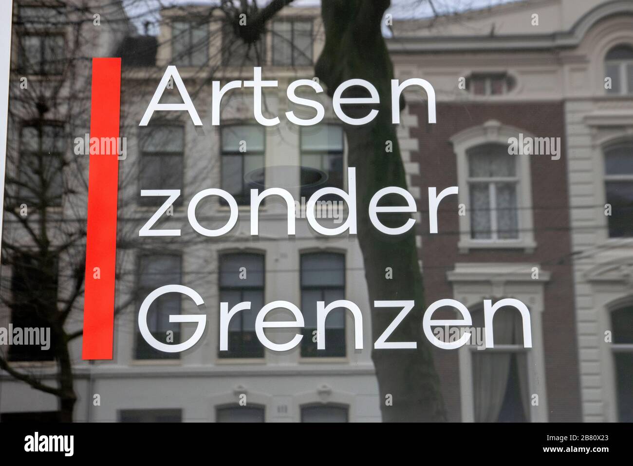 Panneau sur le verre d'Artsen Zonder Grenzen à Amsterdam Pays-Bas 2020 Banque D'Images