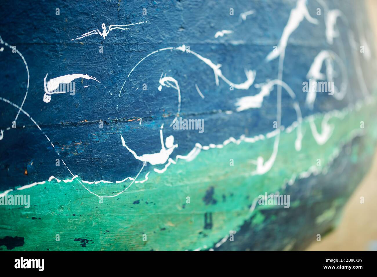 Belles peintures de créatures angéliques blanches sur les bateaux, Essaouira, Maroc Banque D'Images