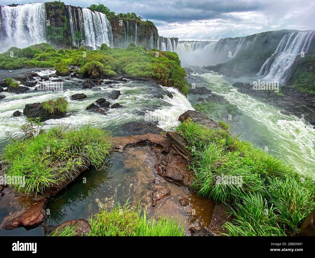 Parc national des chutes d'Iguazu; grandes chutes d'eau, rapides, végétation, nature, rochers, puissants, Iguazu; Iguacu; Amérique du Sud, Brésil; été Banque D'Images