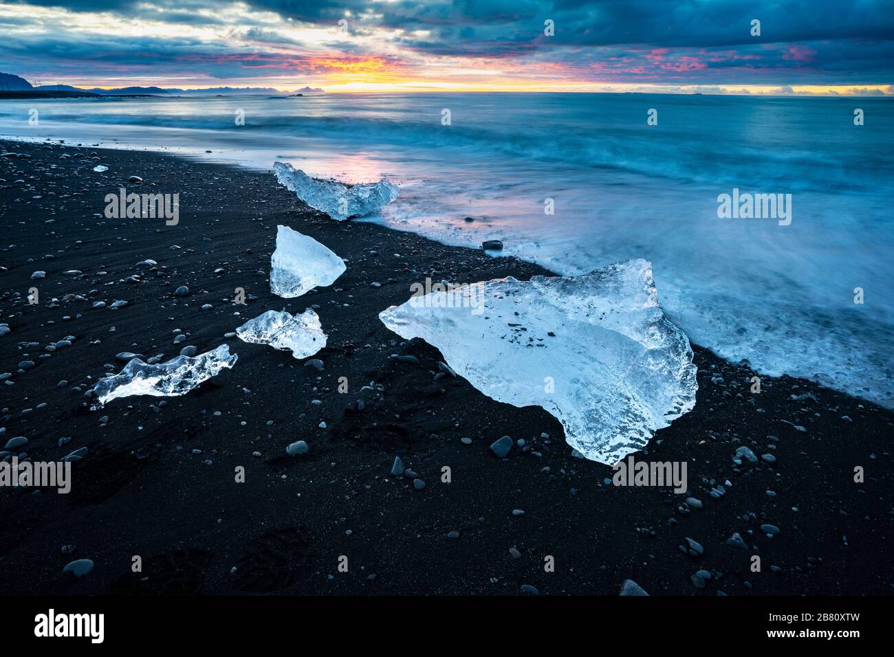 Little Icebergs au lever du soleil dans la lagune glaciaire de Jokulsarlon. Parc national de Vatnajokull, sud-est de l'Islande, Europe. Photographie de paysage petite plage de diamants Icebergsat au lever du soleil dans la lagune glaciaire de Jokulsarlon. Parc national de Vatnajokull, sud-est de l'Islande, Europe. Photographie de paysage Banque D'Images