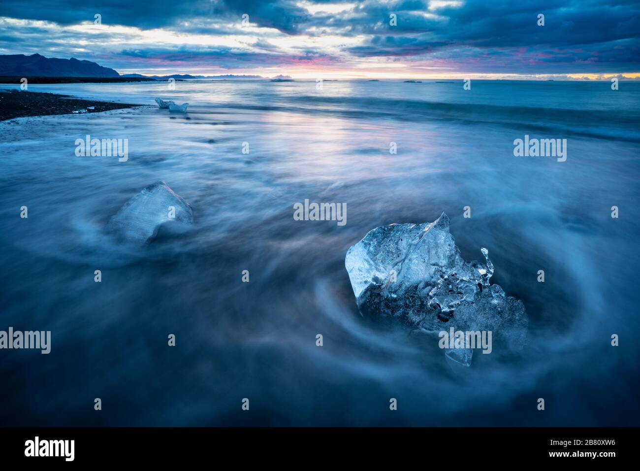 Little Icebergs au lever du soleil dans la lagune glaciaire de Jokulsarlon. Parc national de Vatnajokull, sud-est de l'Islande, Europe. Photographie de paysage petite plage de diamants Icebergsat au lever du soleil dans la lagune glaciaire de Jokulsarlon. Parc national de Vatnajokull, sud-est de l'Islande, Europe. Photographie de paysage Banque D'Images