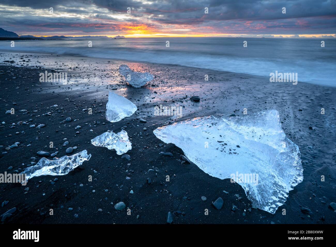 Little Icebergs au lever du soleil dans la lagune glaciaire de Jokulsarlon. Parc national de Vatnajokull, sud-est de l'Islande, Europe. Photographie de paysage petite plage de diamants Icebergsat au lever du soleil dans la lagune glaciaire de Jokulsarlon. Parc national de Vatnajokull, sud-est de l'Islande, Europe. Photographie de paysage Banque D'Images