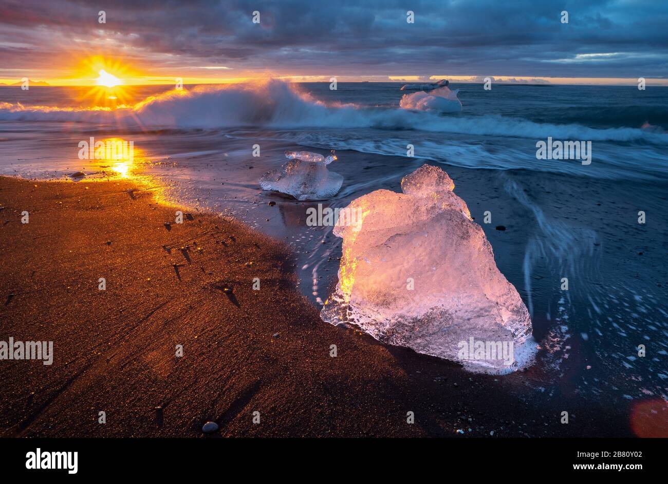 Little Icebergs au lever du soleil dans la lagune glaciaire de Jokulsarlon. Parc national de Vatnajokull, sud-est de l'Islande, Europe. Photographie de paysage petite plage de diamants Icebergsat au lever du soleil dans la lagune glaciaire de Jokulsarlon. Parc national de Vatnajokull, sud-est de l'Islande, Europe. Photographie de paysage Banque D'Images