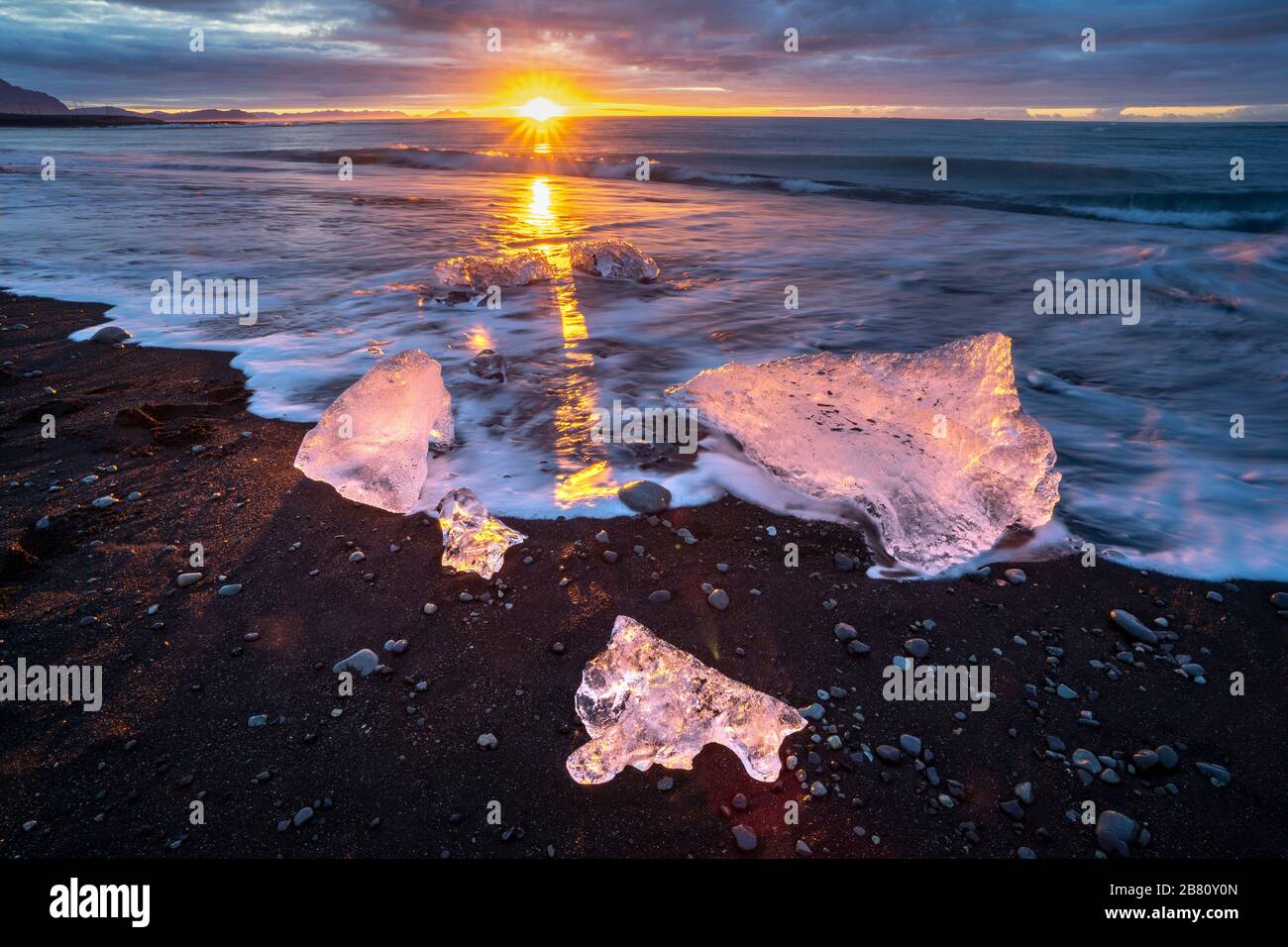 Little Icebergs au lever du soleil dans la lagune glaciaire de Jokulsarlon. Parc national de Vatnajokull, sud-est de l'Islande, Europe. Photographie de paysage petite plage de diamants Icebergsat au lever du soleil dans la lagune glaciaire de Jokulsarlon. Parc national de Vatnajokull, sud-est de l'Islande, Europe. Photographie de paysage Banque D'Images