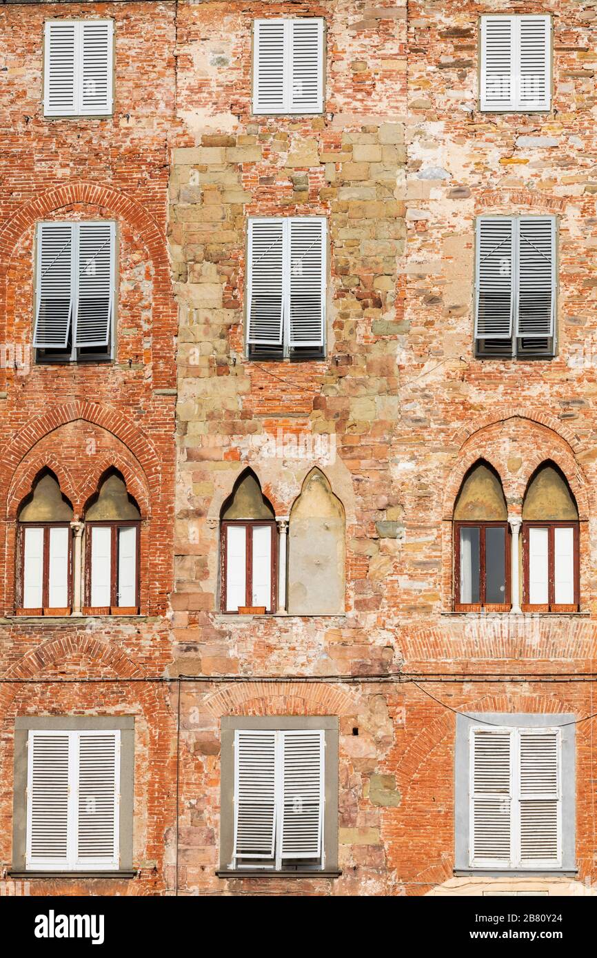 Fenêtres à volets typiques de la Piazza San Michele, Lucca, Toscane, Italie. Banque D'Images