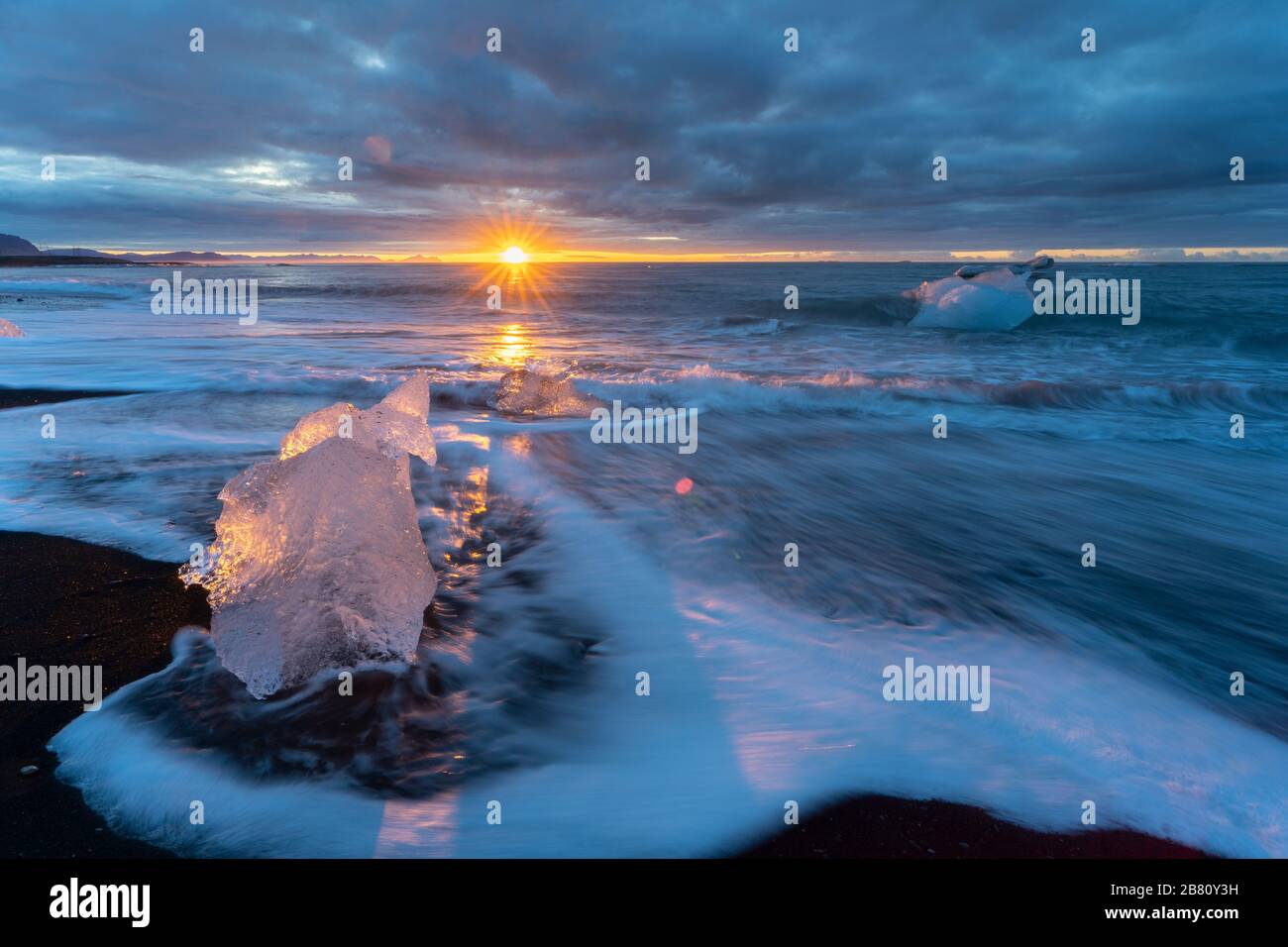 Little Icebergs au lever du soleil dans la lagune glaciaire de Jokulsarlon. Parc national de Vatnajokull, sud-est de l'Islande, Europe. Photographie de paysage petite plage de diamants Icebergsat au lever du soleil dans la lagune glaciaire de Jokulsarlon. Parc national de Vatnajokull, sud-est de l'Islande, Europe. Photographie de paysage Banque D'Images