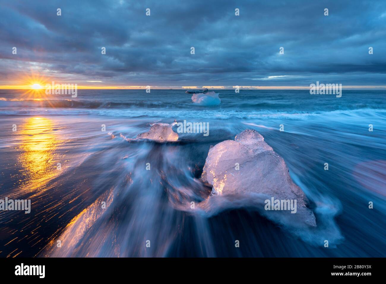 Little Icebergs au lever du soleil dans la lagune glaciaire de Jokulsarlon. Parc national de Vatnajokull, sud-est de l'Islande, Europe. Photographie de paysage petite plage de diamants Icebergsat au lever du soleil dans la lagune glaciaire de Jokulsarlon. Parc national de Vatnajokull, sud-est de l'Islande, Europe. Photographie de paysage Banque D'Images