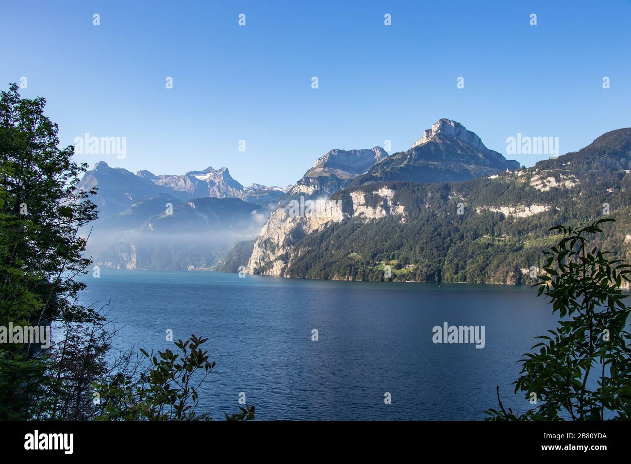 Vue sur le lac de Lucerne ou Vierwaldstättersee dans le canton d'Uri sur la route de San Gottardo Banque D'Images