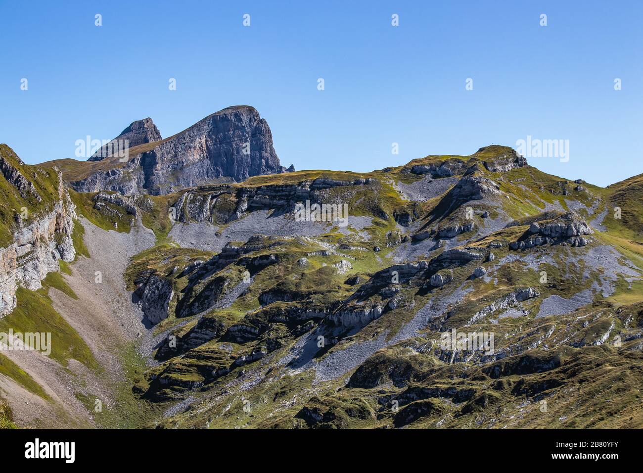 Randonnée le long du sentier de montagne Schächentaler Höhenweg dans le canton d'Uri, près du lac de Lucerne en Suisse Banque D'Images