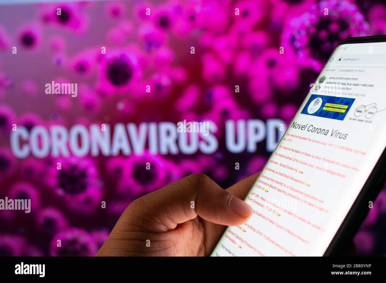 Un mobile s'est connecté au site Web de mise à jour de Corona du gouvernement indien Banque D'Images