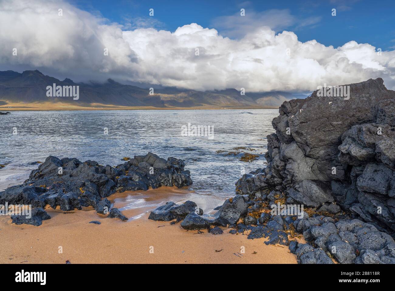 La seule plage dorée en Islande est la plage de Buðir, couverte de roches volcaniques noires, photographie de paysage Banque D'Images