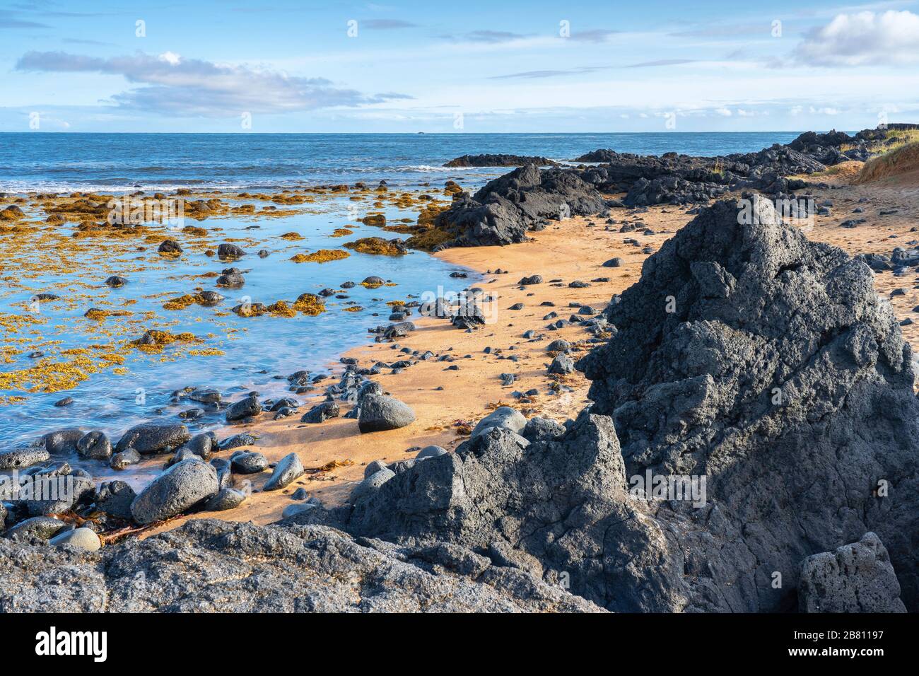 La seule plage dorée en Islande est la plage de Buðir, couverte de roches volcaniques noires, photographie de paysage Banque D'Images