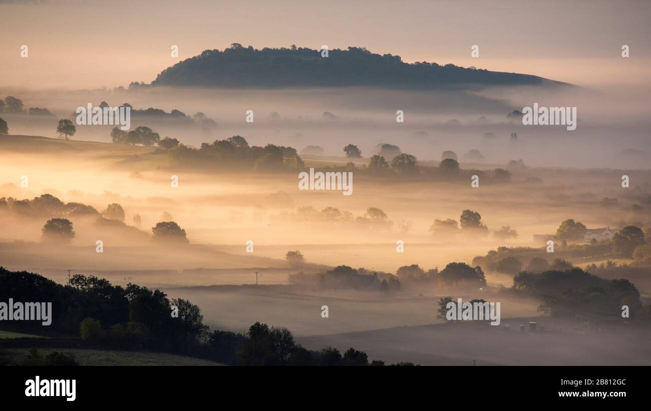 Le soleil monte au-dessus des niveaux de Somerset. Banque D'Images