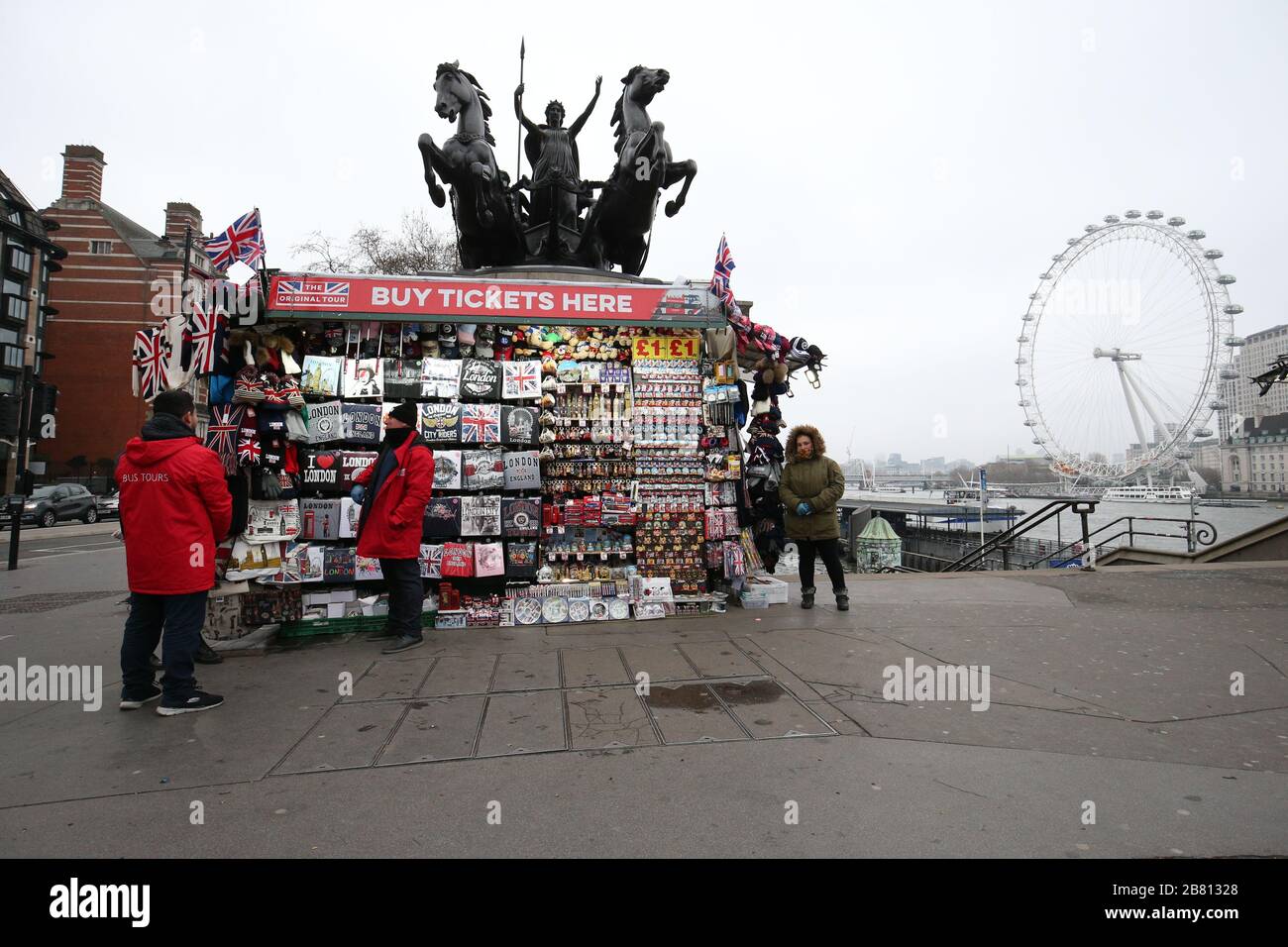 Les gens qui vendent des souvenirs dans les rues vides de Westminster à Londres après que NHS Angleterre a annoncé que le nombre de morts de coronavirus avait atteint 104 au Royaume-Uni. Banque D'Images