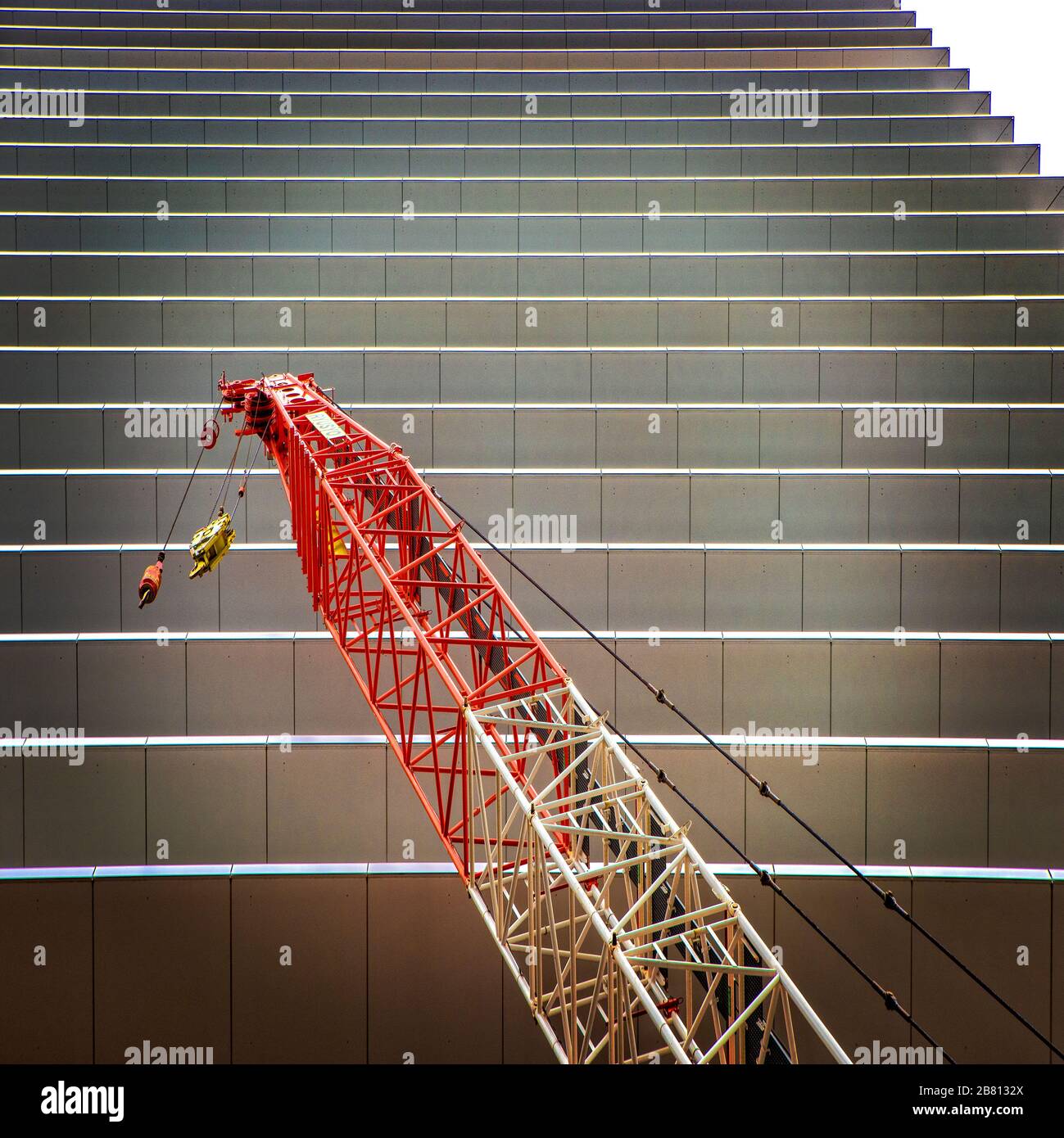 Grue par nouveau bloc de tour Banque D'Images