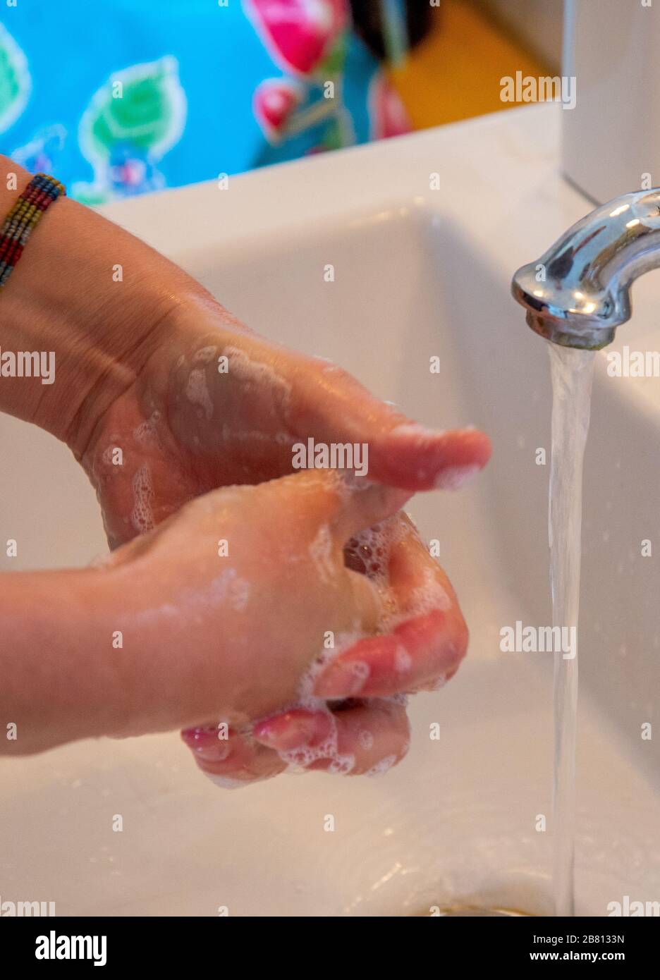 femme se laver les mains dans la salle de bains Banque D'Images