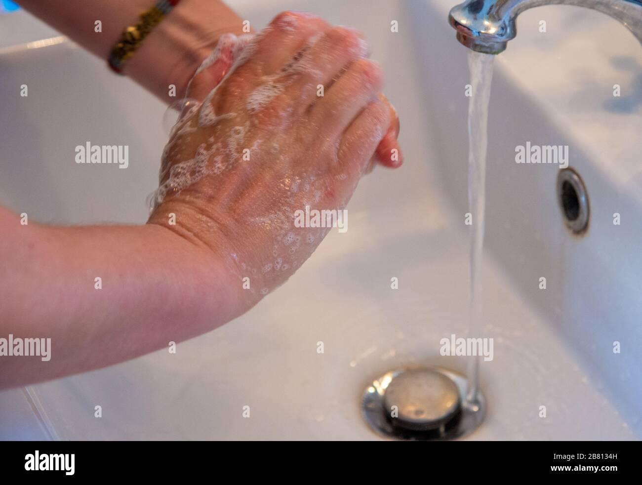femme se laver les mains dans la salle de bains Banque D'Images