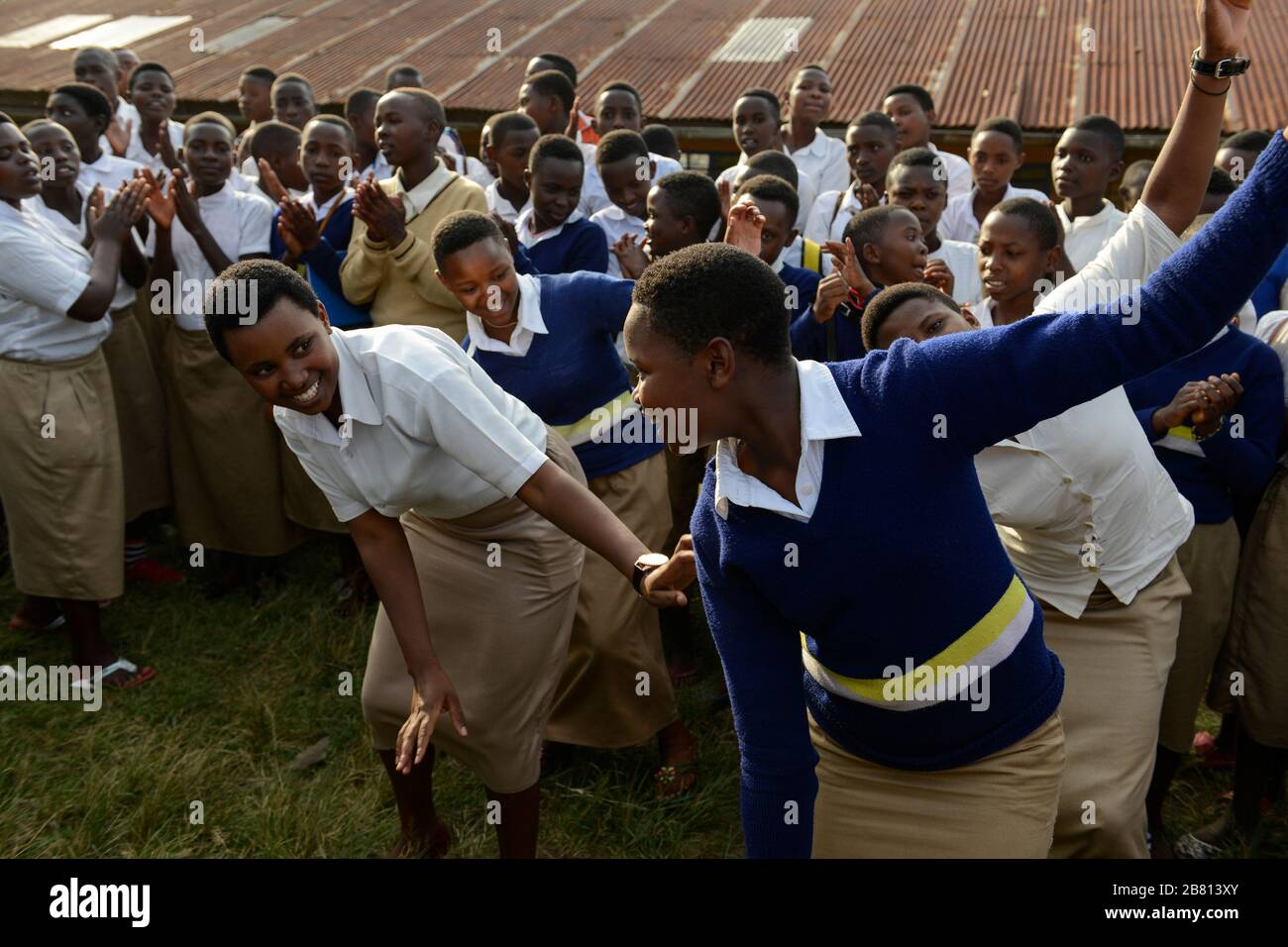 RWANDA, Ruhengeri, école catholique, club de jeunes pour l'unité et la réconciliation entre les différents groupes ethniques Hutu et Tutsi / RUANDA, Ruhengeri, katholische Schule St. Vincent Muhoza, Jugend Club Einheit und Versoezwischen Hutu und Tutsi Banque D'Images