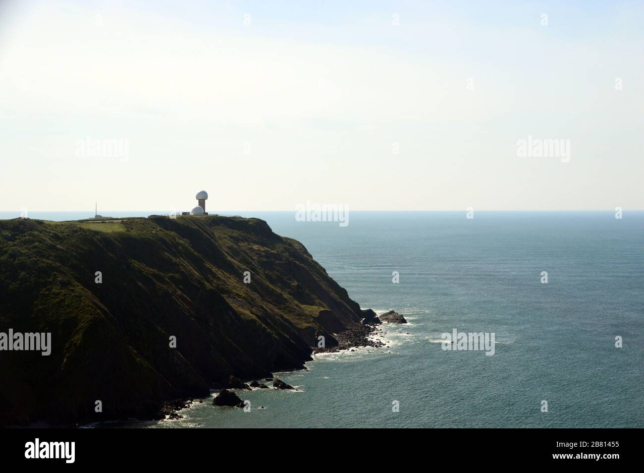 Dômes radar de contrôle de la circulation aérienne de l'autorité de l'aviation civile à Hartland point, au-dessus de Barley Bay, sur le sentier côtier du sud-ouest, North Devon, Angleterre. Banque D'Images