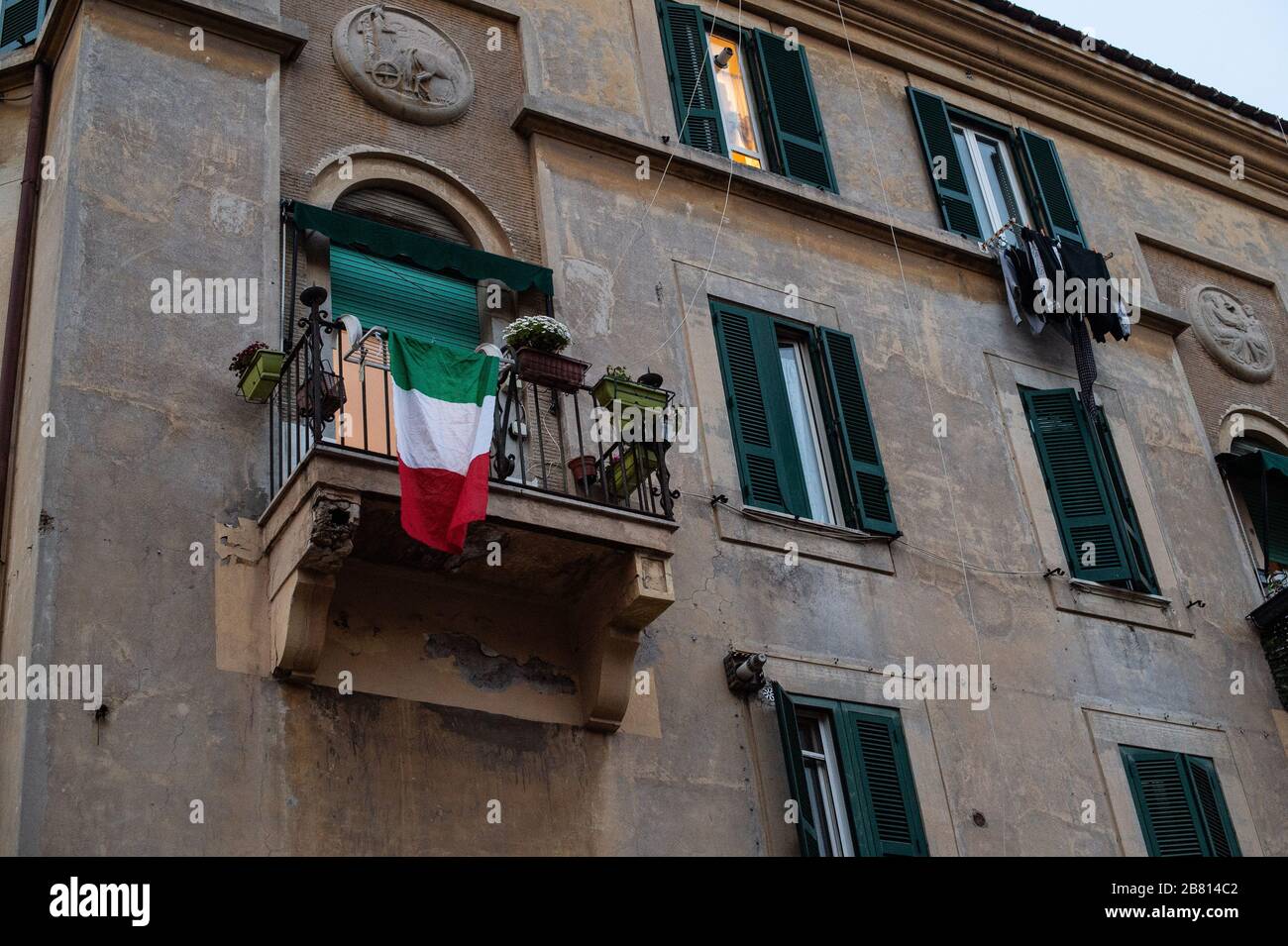 À Rome, des drapeaux italiens s'affichent sur les balcons pendant l'épidémie de Coronavirus qui a fortement frappé l'Italie, Banque D'Images