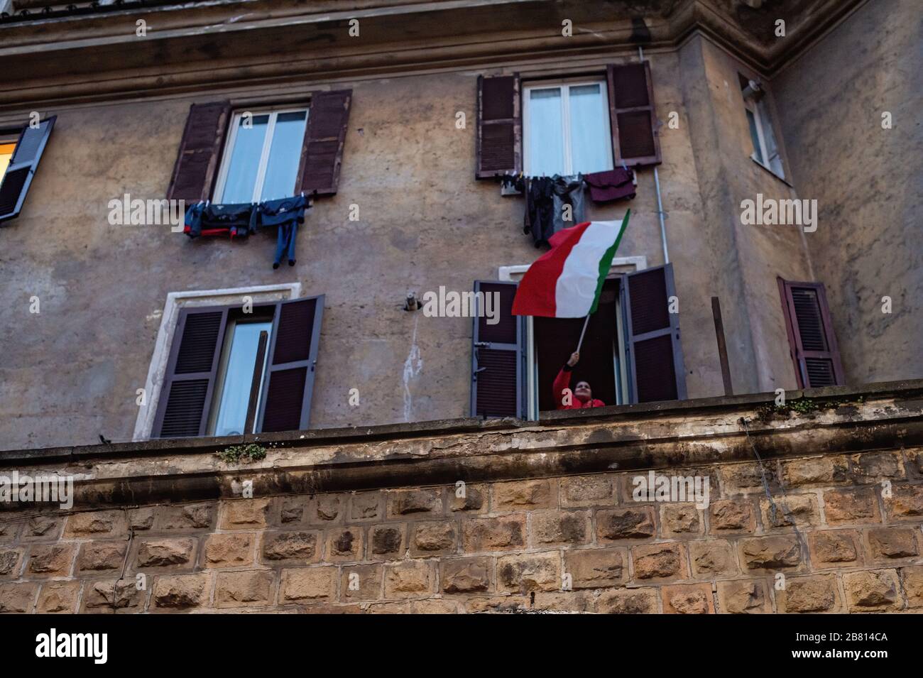 À Rome, des drapeaux italiens s'affichaient sur les balcons pendant l'épidémie de Coronavirus qui a fortement frappé l'Italie. Banque D'Images