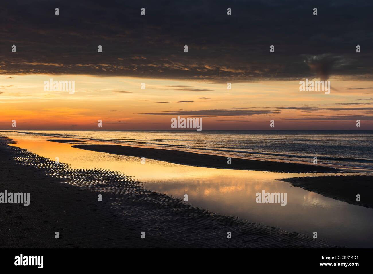 Koksijde, Belgique - 29 décembre 2019 : coucher de soleil spectaculaire sur  la côte de la mer du Nord Photo Stock - Alamy