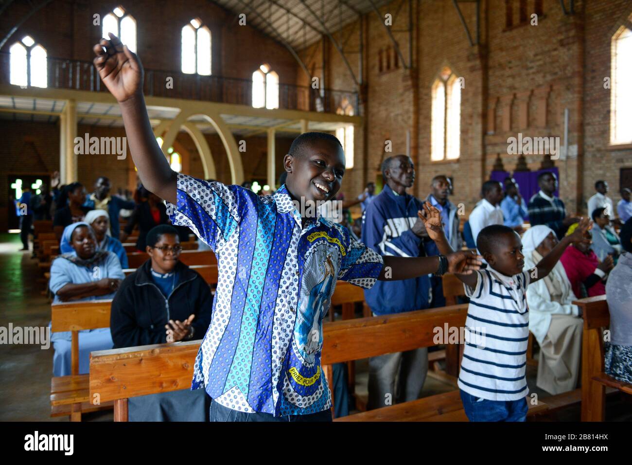 RWANDA, Butare, messe in cathedral / RUANDA, katholische Kirche, Kathedrale, Sonntagsmesse, Kinder Banque D'Images
