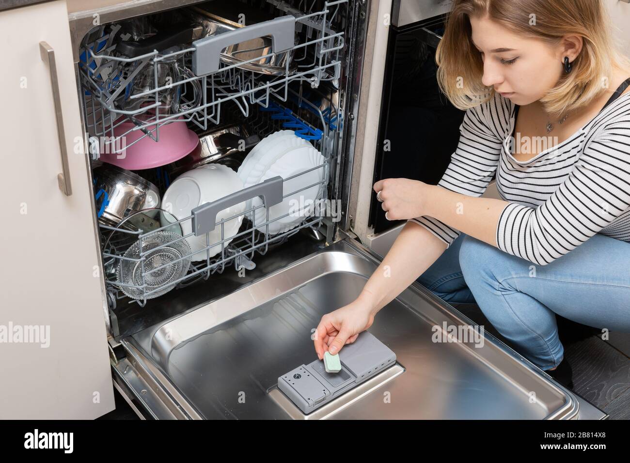 Un lave-vaisselle est un appareil qui permet de gagner du temps, de l'eau  et de l'électricité et de laver soigneusement tous les plats Photo Stock -  Alamy