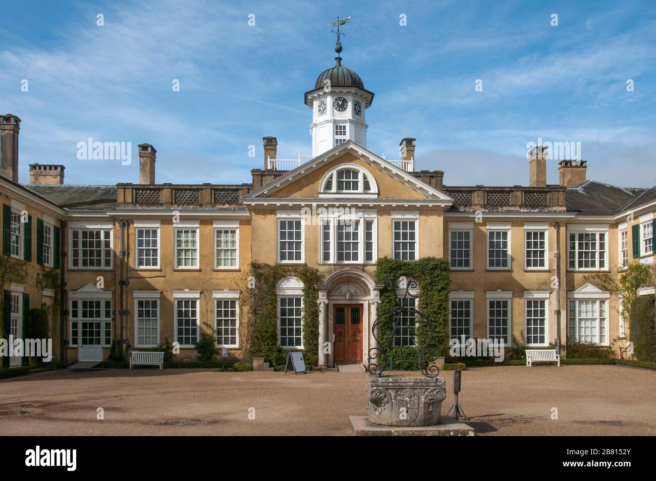 Face est de Polesden Lacey, une maison de campagne édouardienne à Bookham, Surrey, Angleterre Banque D'Images