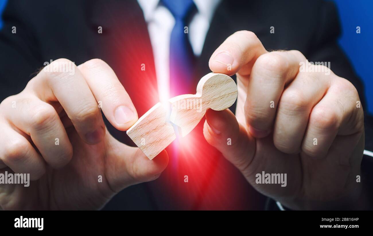 L'homme casse une figure humaine. Stress épuisement physique, forte pression. Exploitation excessive. L'hostilité et la vengeance, causant des dommages à l'employé. Banque D'Images