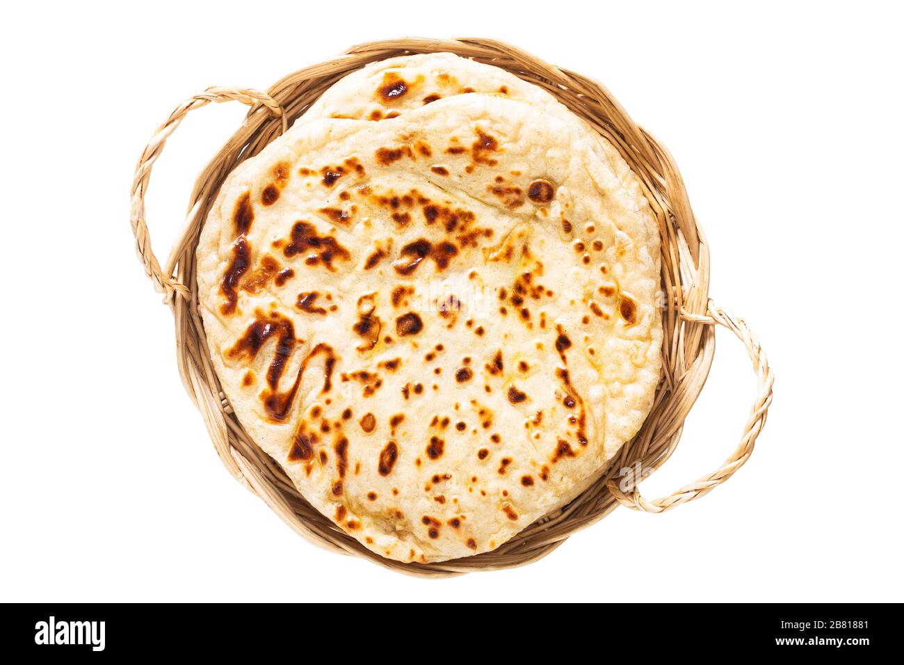 Concept de nourriture asiatique pain plat Naan fait maison dans un panier plat isolé sur fond blanc avec chemin de découpe Banque D'Images