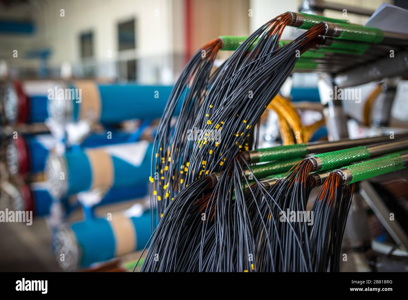Le faisceau de fils est suspendu des tuyaux dans la production de pièces électroniques pour les grandes structures d'usine. Conception de pièces industrielles de fabrication Banque D'Images