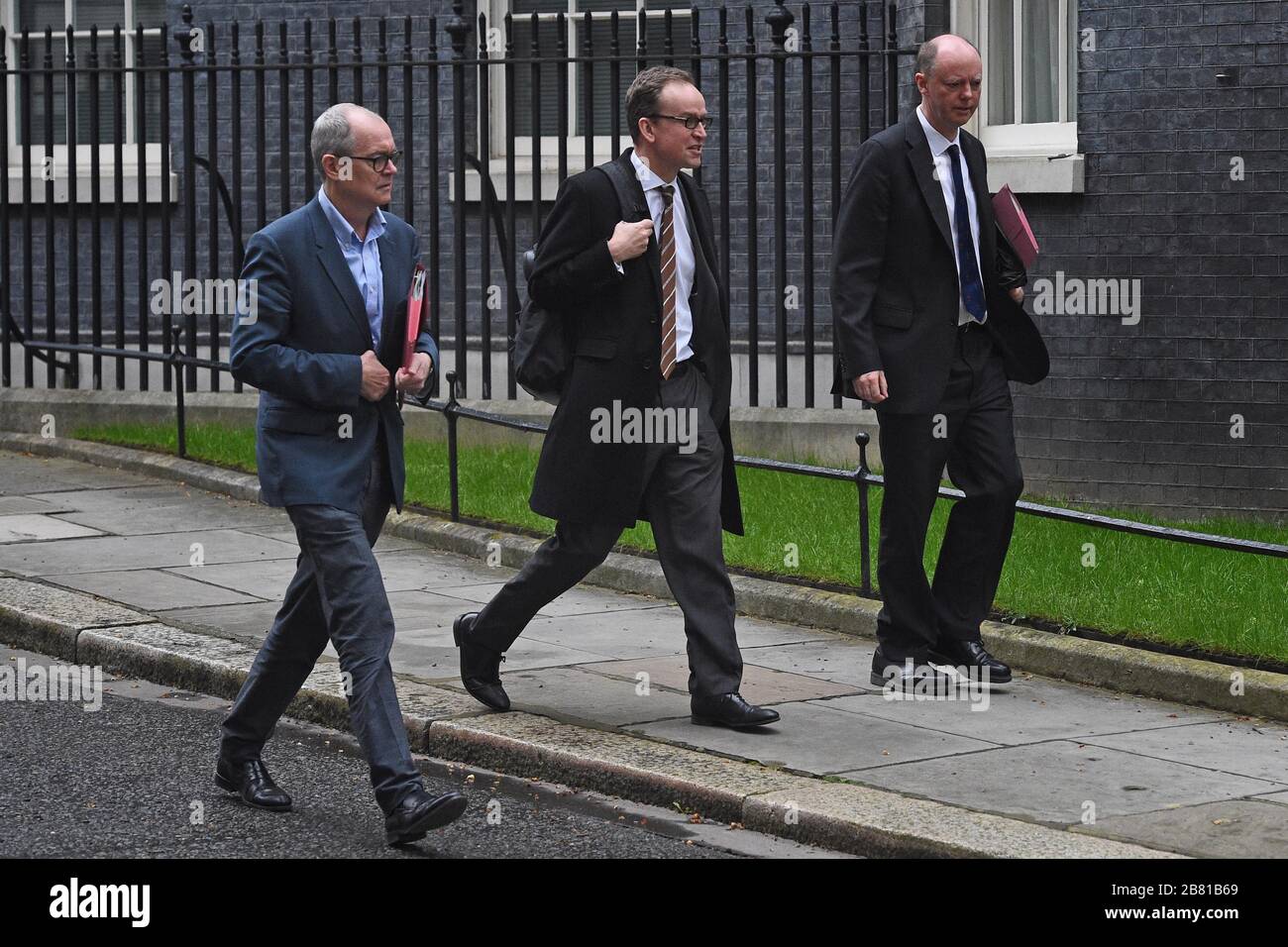 Le conseiller scientifique en chef Sir Patrick Vallance (à gauche) et le directeur médical en chef de l'Angleterre Chris Whitty (à droite) quittent la 10 Downing Street, à Londres, car le gouvernement devrait publier un projet de loi sur les pouvoirs de coronavirus d'urgence. Banque D'Images