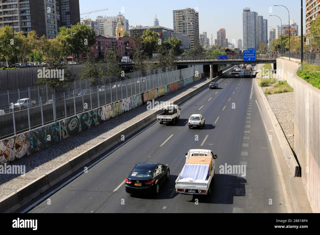 Trafic sur la route San Martin, Región Metropolitana, Santiago, Chili Banque D'Images