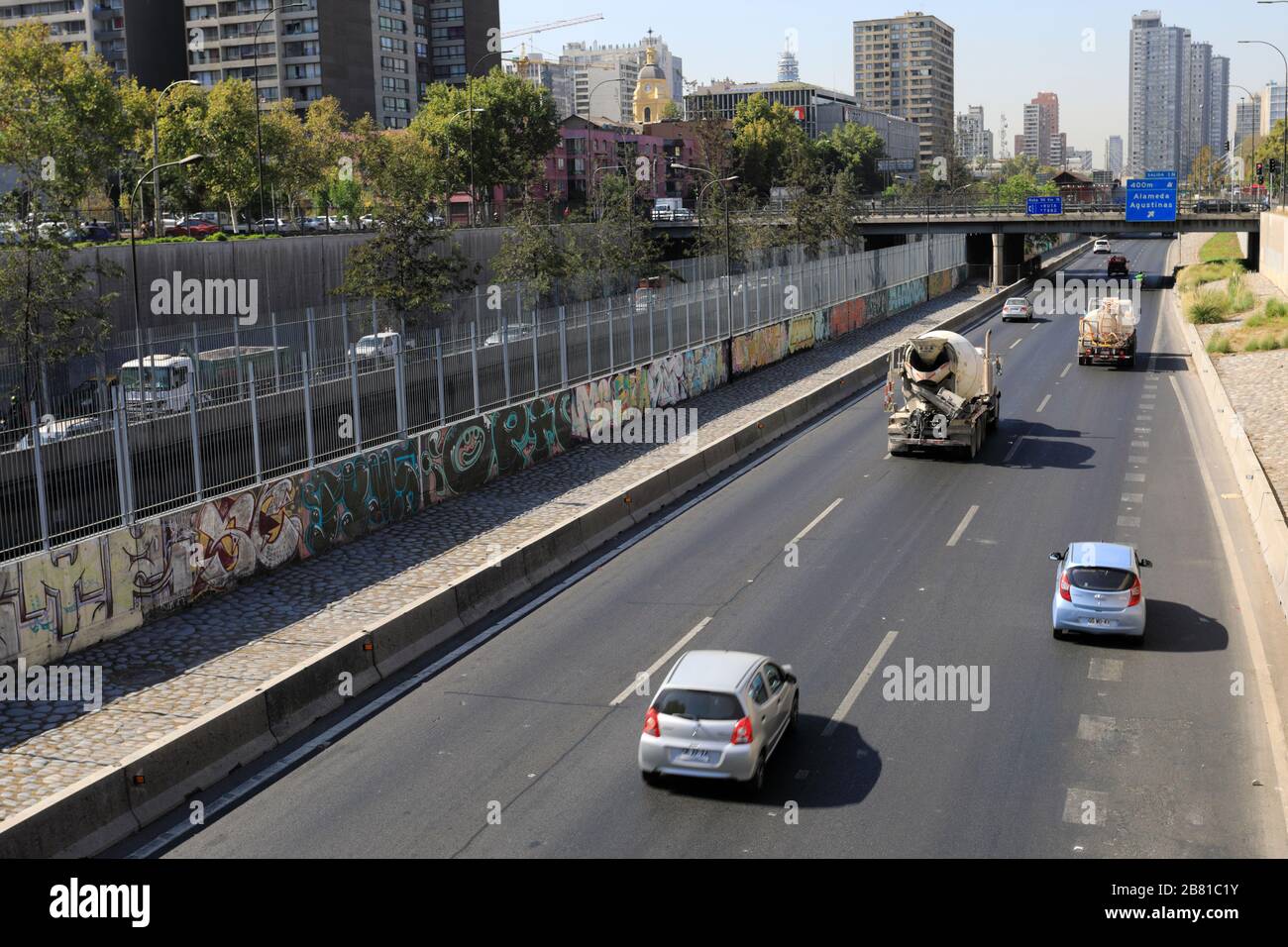 Trafic sur la route San Martin, Región Metropolitana, Santiago, Chili Banque D'Images