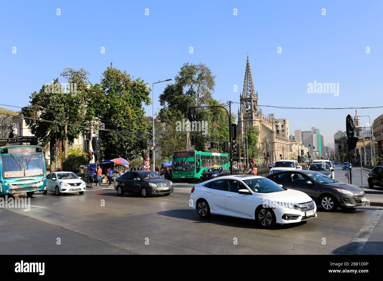 Circulation sur la route Avenue Santa Maria, Región Metropolitana, Santiago, Chili Banque D'Images