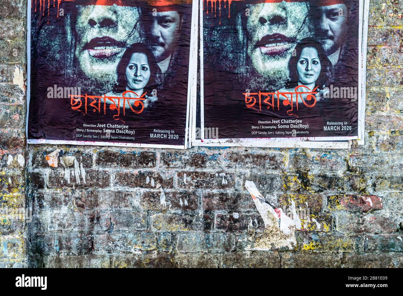 Des affiches de films indiens Bengali Tollywood sur un vieux mur de briques de la rue de la ville. Tollygunge Kolkata Bengale Ouest Inde Asie du Sud Pacifique Mars 2020 Banque D'Images