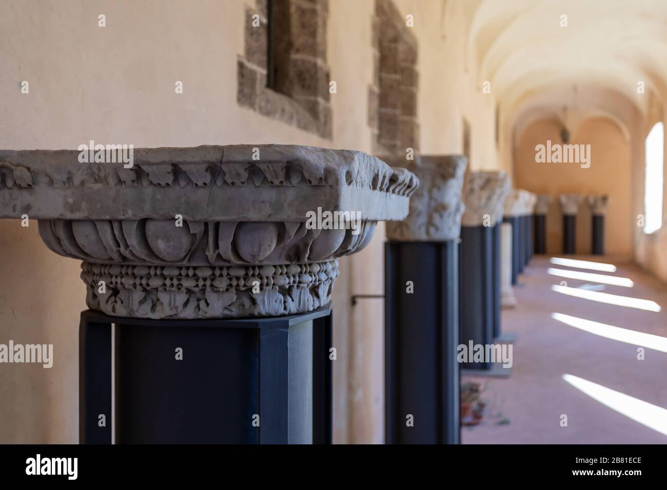 Subiaco, Italie - 23 février 2020: Monastère de Santa Scolastica, galerie à l'intérieur du cloître gothique. Détail avec les majuscules des colonnes. Banque D'Images