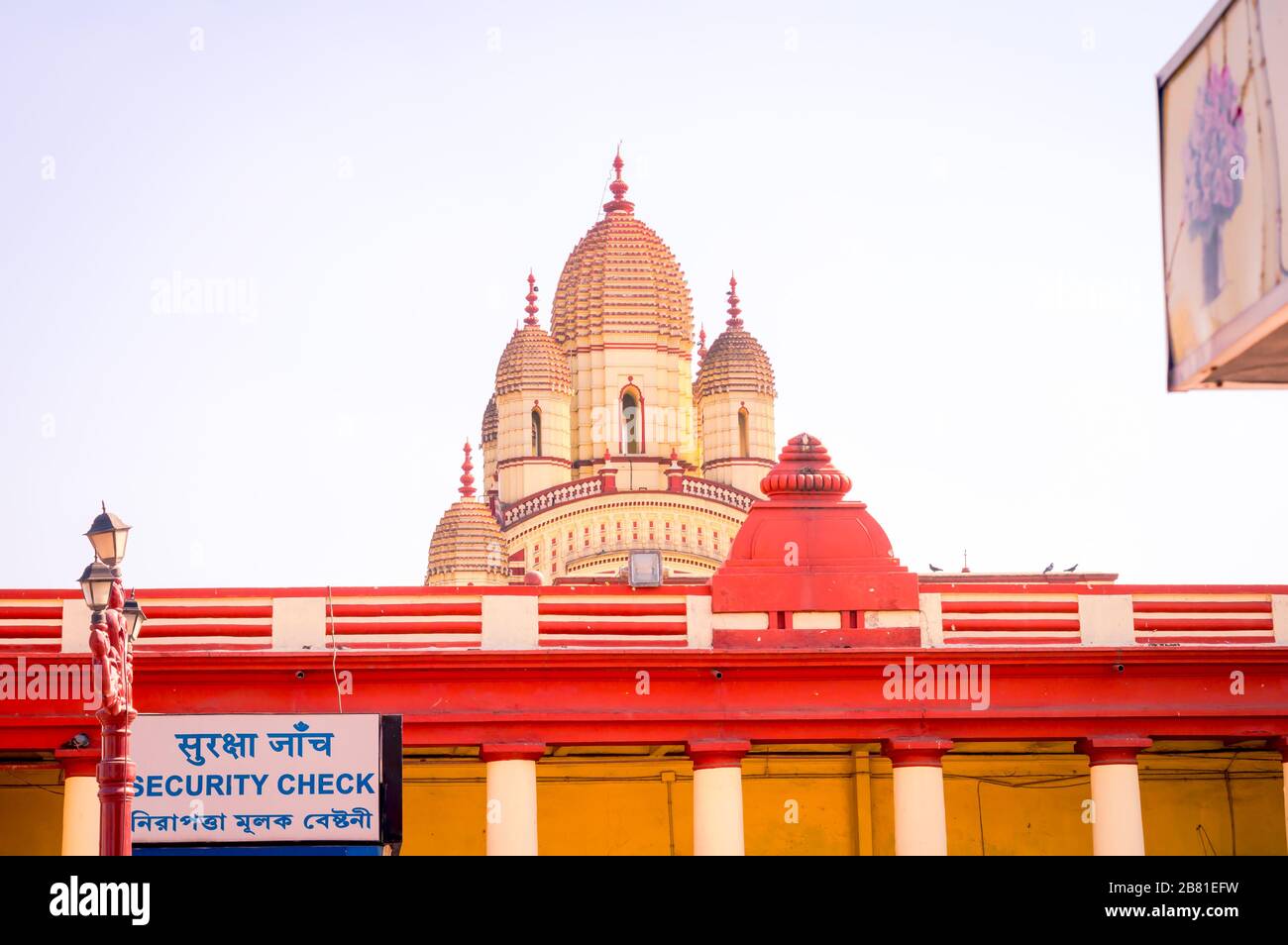 Temple de Dakshineswar Kali construit dans le style navaratna ou neuf spires sur une plate-forme haute. Architecture du Bengale. Temple hindou navaratna. Kolkata Bengale occidental Banque D'Images